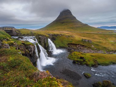 Kirkjulsfoss Şelalesi ve Kirkjufell Dağı