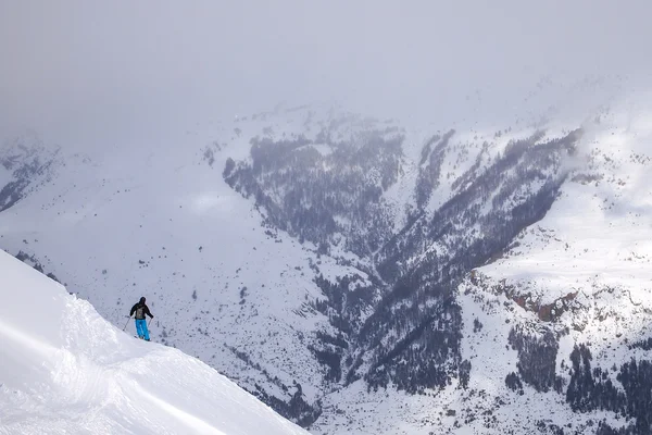 Taze kar kayak kayakçı — Stok fotoğraf
