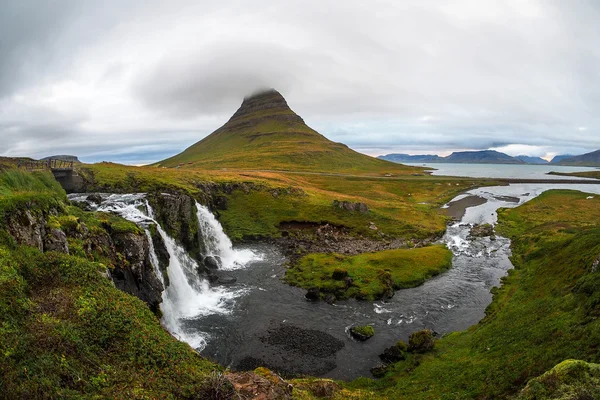 Kirkjulsfoss Şelalesi ve Kirkjufell Dağı — Stok fotoğraf