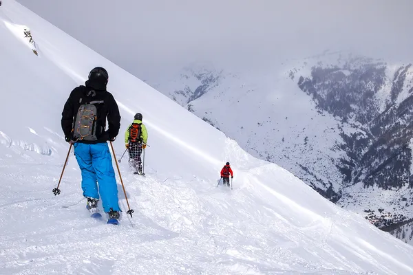 Skifahrer auf Neuschnee — Stockfoto