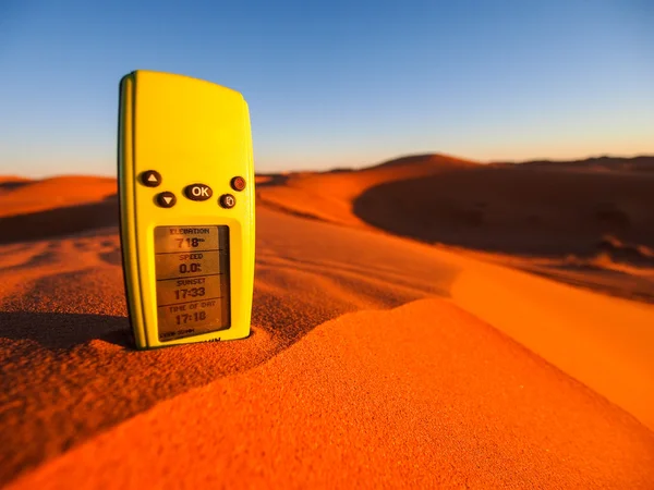 GPS navigator on sand dunes — Stock Photo, Image