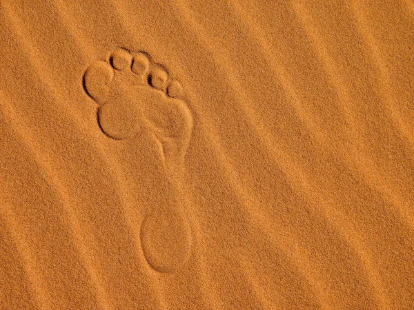 Menschlicher Fußabdruck auf Sand — Stockfoto