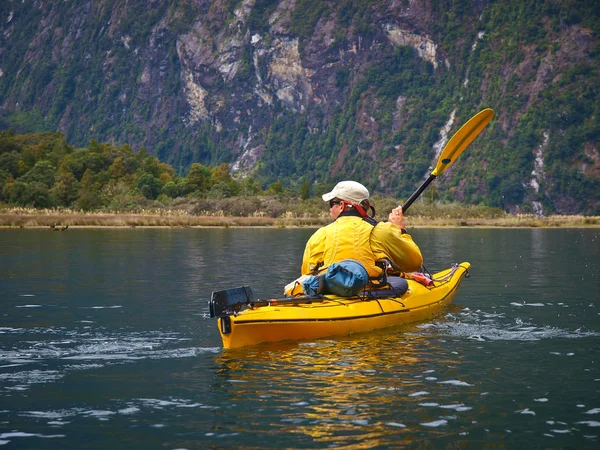 Caiaque no mar em Milford Sound — Fotografia de Stock