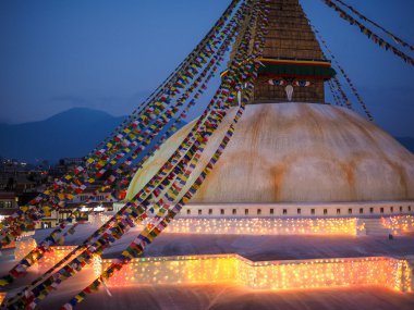 Budist tapınak boudhanath stupa dua bayrakları ile