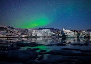jokulsaarlon üzerinde Kutup ışıkları