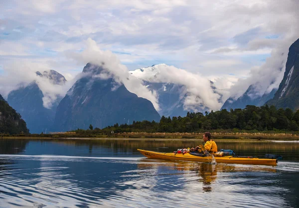 Havskajak i milford sound — Stockfoto