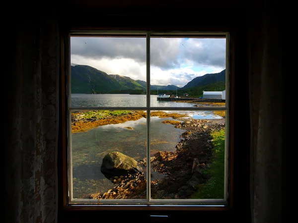 Vue de la fenêtre au lac — Photo