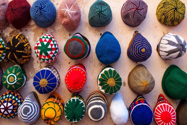 Una varietà di cappelli colorati — Foto Stock