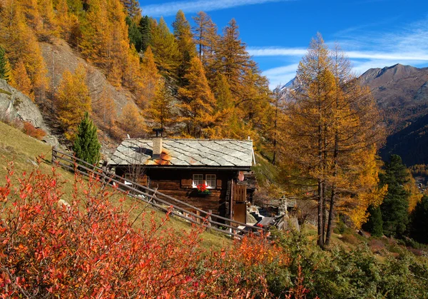 Villaggio e casa di montagna . — Foto Stock