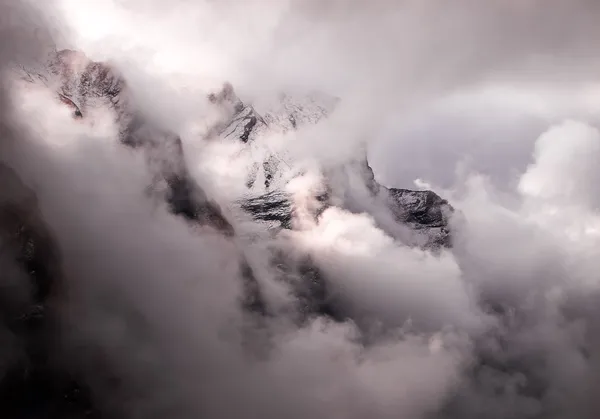 Bergnebel und Wolken — Stockfoto