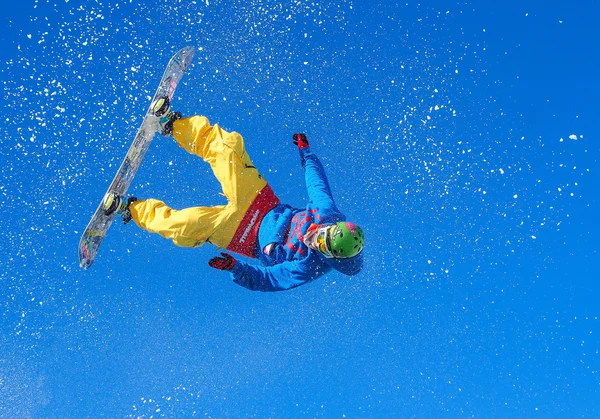 Snowboarder faire du saut — Photo