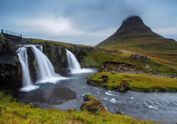 Wodospad kirkjufellsfoss i góry — Stok fotoğraf