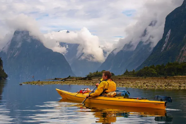 Kayak de mar en Milford Sound — Foto de Stock