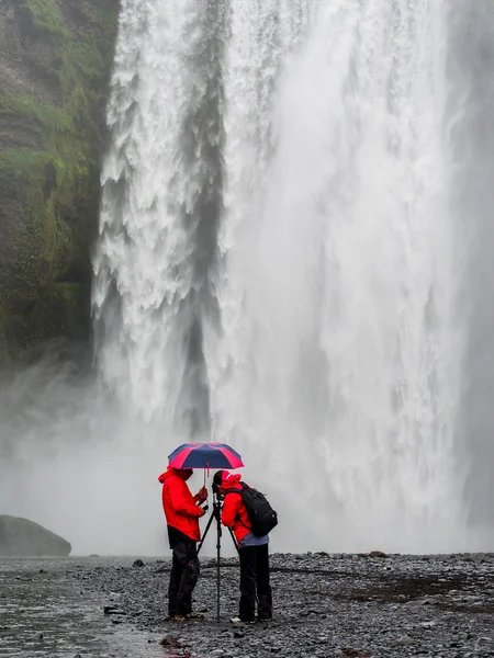 Skogafoss waterfall and photographers — Stock Photo, Image