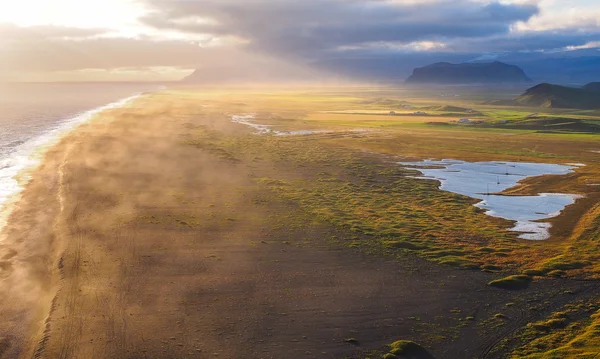 İzlanda'nın kıyı şeridi günbatımı sırasında. — Stok fotoğraf