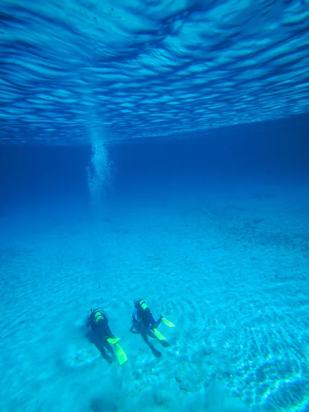 Buceadores bajo el agua — Foto de Stock