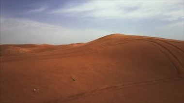 Kum tepecikli dev Boş Bölge Çölü 'nün insansız hava aracı manzarası. Rub al Khali, Abu Dabi, BAE. 4K, görüntüler.