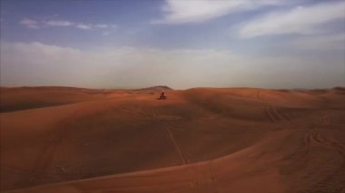 Bisikletli tek yarışçıyla Dubai çölünün hava panoramik manzarası. Rub al Khali, Abu Dabi, BAE 'de kum tepesinde duruyor..