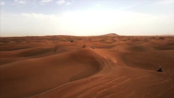 Letecký vertikální panoramatický pohled na Dubajskou poušť se 3 závodníky na kolech. Rub al Khali, Abu Dhabi, UAE.4K, záběry — Stock video