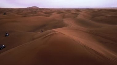 Dubai Çölü 'nün hava panoramik manzarası. Bisikletli ve atvli yarışçılarla. Rub al Khali, Abu Dabi, BAE. 4K, görüntüler.