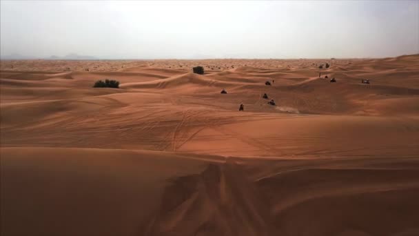 Letecký panoramatický pohled na Dubajskou poušť se skupinou závodníků na kolech a atrakcích.Rub al Khali, Abu Dhabi, UAE.4K, záběry — Stock video