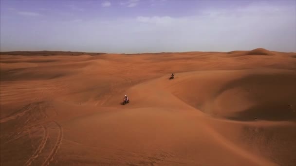 Vista panoramica aerea del deserto di Dubai con 2 piloti in bicicletta. The Rub al Khali, Abu Dhabi, Emirati Arabi Uniti. 4K, filmato. — Video Stock