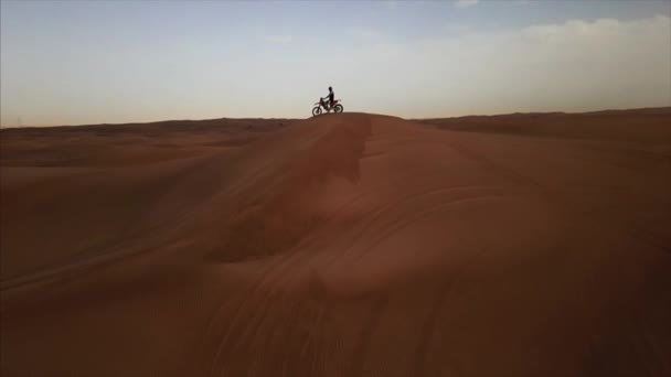 Letecký bezpilotní pohled na Dubaj poušť s závodníkem na motorkách.Řídí od duny.Rub al Khali, Abu Dhabi, SAE. 4K, záznam. — Stock video