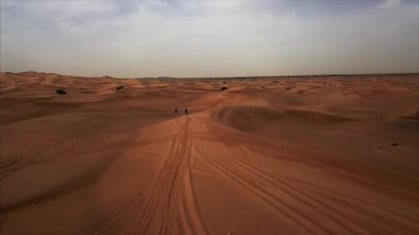 Luchtfoto verticaal panoramisch uitzicht op Dubai woestijn met racers op fietsen en atvs.The Rub al Khali, Abu Dhabi, UAE.4K, beeldmateriaal. — Stockvideo