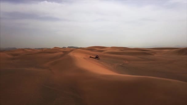 Vista panorámica aérea del desierto de Dubái con 2 corredores en bicicleta. El Rub al Khali, Abu Dhabi, Emiratos Árabes Unidos. 4K, imágenes. — Vídeos de Stock