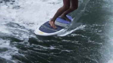 Dalgalar Dubai, BAE, Basra Körfezi 'nde sörf yapıyor. 4K görüntü