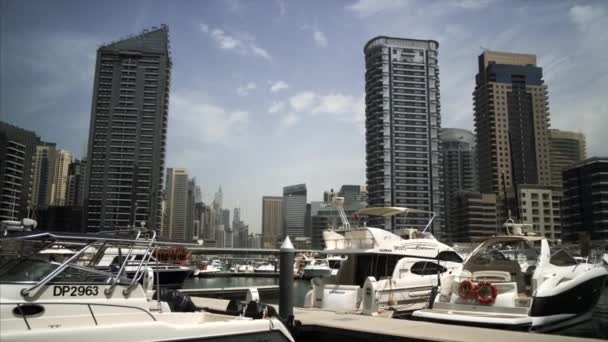 Dubai, BAE 'deki gökdelenlerin şehri. Teknelerin arkasından rıhtımın manzarası. 4k görüntü — Stok video