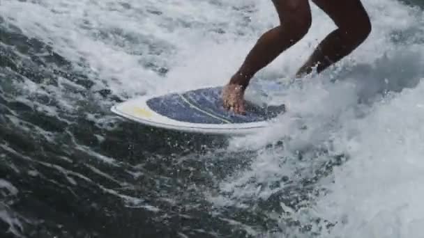 Close-up view slow-motion of surfers legs on board.Onda de surf em Dubai, Emirados Árabes Unidos, Golfo Pérsico. Filmagem 4K — Vídeo de Stock