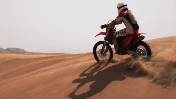 Vista lenta do motociclista em movimento. Condução na roda traseira para o deserto, Dubai, Emirados Árabes Unidos, Abu Dhabi. 4k, imagens — Vídeo de Stock