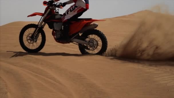 Zpomalený pohled na jezdce na motorce. Jede na zadním kole do pouště, Dubaje, SAE, Abú Dhabí. 4k, záznam — Stock video