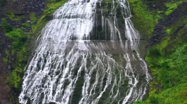 Kamçatka, Rusya-Aug 27,2020: Şelale ve nehir boyunca yavaş çekim üstgeçişi, orman çevresi 44k, görüntüler