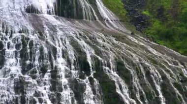 Kamçatka, Rusya-Aug 27,2020: Şelale ve nehrin yavaş çekim panoramik görüntüsü,