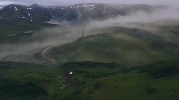 Камчатка, Росія 27 серпня 2020 року: повітряний вертикальний панорамний вид на гірський хребет в тумані. 4k, футджоб — стокове відео