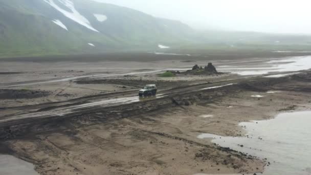 Kamchatka, Oroszország-Aug 27,2020: Lassú mozgás légi táj az út és a vezetési autó a marsh.4k, felvétel — Stock videók