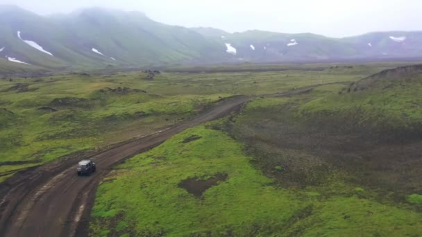 Kamchatka, Rusia-Ago 27,2020: Paisaje aéreo en cámara lenta de la cordillera y colinas con hierba. — Vídeos de Stock