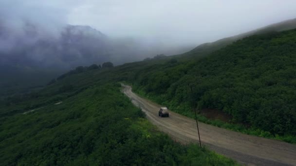 Kamchatka, Oroszország-Aug 27,2020: Lassú mozgás légi panoráma a vezetés autó a dombok úton.4k, felvétel — Stock videók