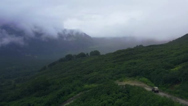 Kamchatka, Rusia-Ago 27,2020: Paisaje panorámico aéreo en cámara lenta de coche en las colinas trail.4k, material de archivo — Vídeo de stock