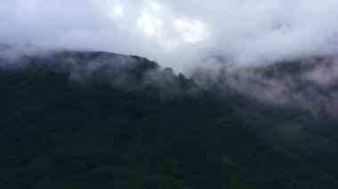 Kamçatka, Rusya-Aug 27,2020: Yavaş çekim sisli sis ve orman 45 'liği altında dağların manzarasını uçuruyor, görüntüler