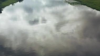 Kamçatka, Rusya-Aug 28,2020: Gökyüzünün yavaş hareket eden yansıması ve nehrin havadan görünüşü ve bir 45 'lik, görüntüler.