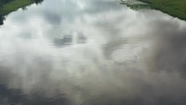 Kamçatka, Rusya-Aug 28,2020: Gökyüzünün yavaş hareket eden yansıması ve nehrin havadan görünüşü ve bir 45 'lik, görüntüler. — Stok video