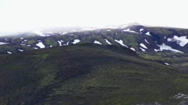 Kamçatka, Rusya-Aug 27,2020: Karlı dağ sırasının ve sisli tepelerin hava panoramik manzarası. 4k, görüntüler
