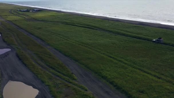 Vertikale Luftaufnahme der Küste von Kamtschatka mit Auto auf Trail. 4k, Filmmaterial — Stockvideo