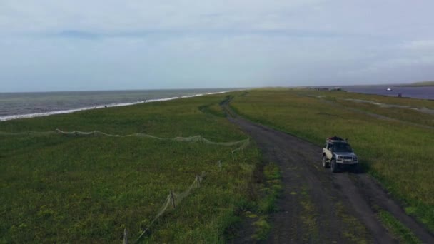 Εναέρια κατακόρυφη πανοραμική flyout της ακτής Καμτσάτκας με αυτοκίνητο οδήγηση στο trail.4k, πλάνα — Αρχείο Βίντεο