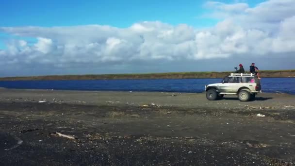 Légi panoráma kilátás autó Kamchatkas tengerpartján.4k, felvételek — Stock videók