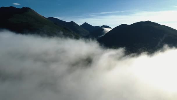 Timelapse aéreo de nubes y niebla que envuelve las montañas Kamchatkas — Vídeos de Stock