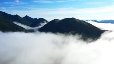 Kamçatka dağlarını çevreleyen bulutlar ve sis havadan yavaş hareket ediyor. 